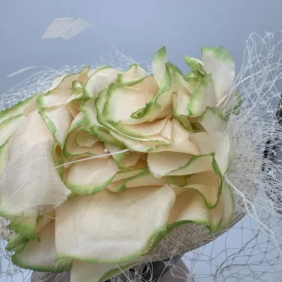 Vtg Beige Hat with Flower Green Tips, Feathers, and Veil Netting Plaza Suite NY - Picture 5 of 8